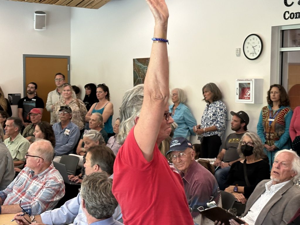 Book restriction effort spurs heated atmosphere at Garfield County Libraries meeting - Vimarsana News
